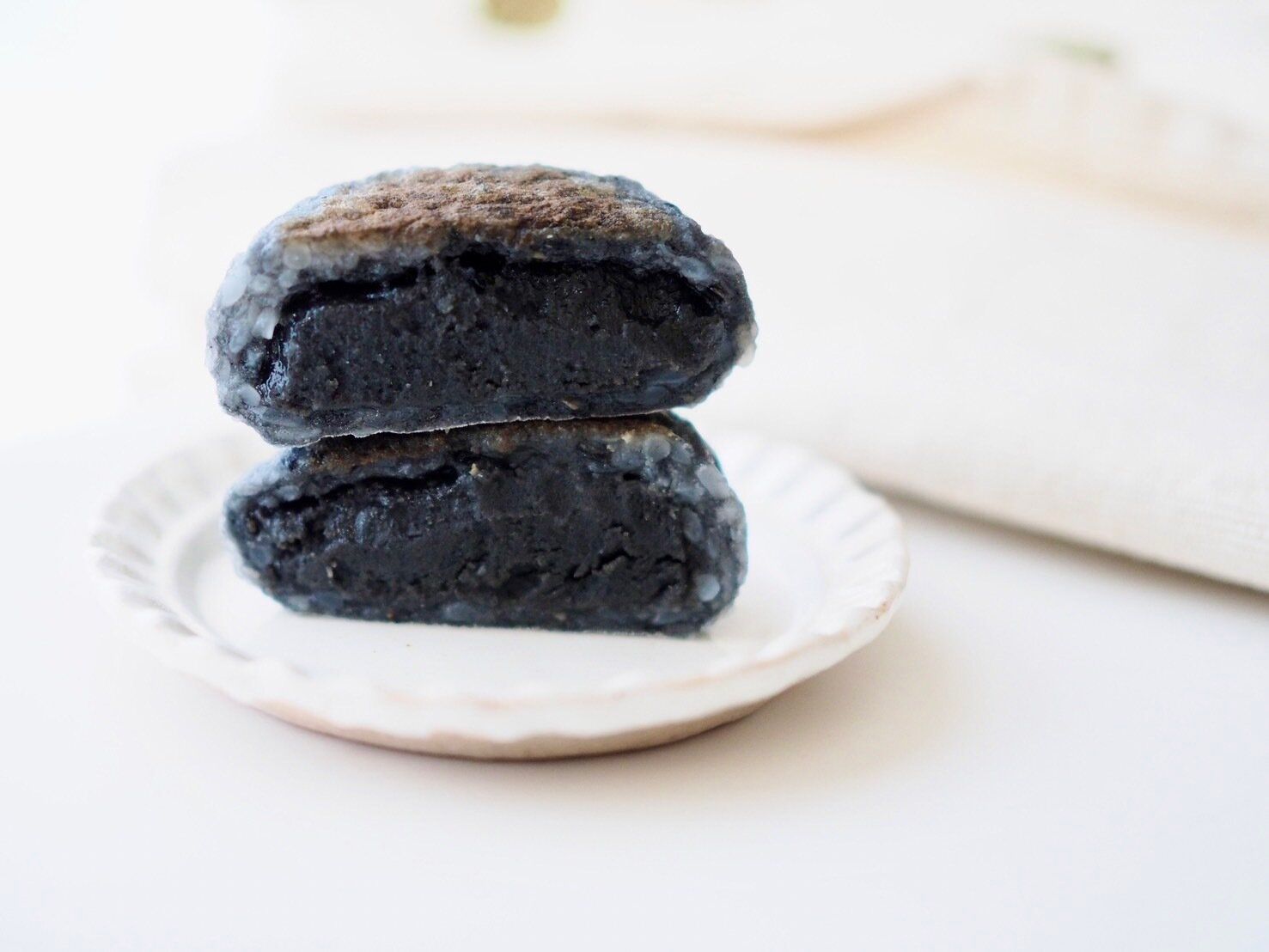 シャトレーゼ「粗搗き大福 黒胡麻」断面写真