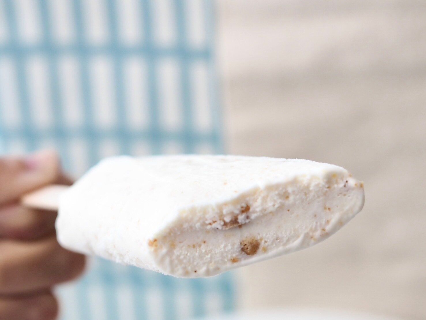 シャトレーゼ「4種のチーズのベイクドチーズケーキバー」断面写真