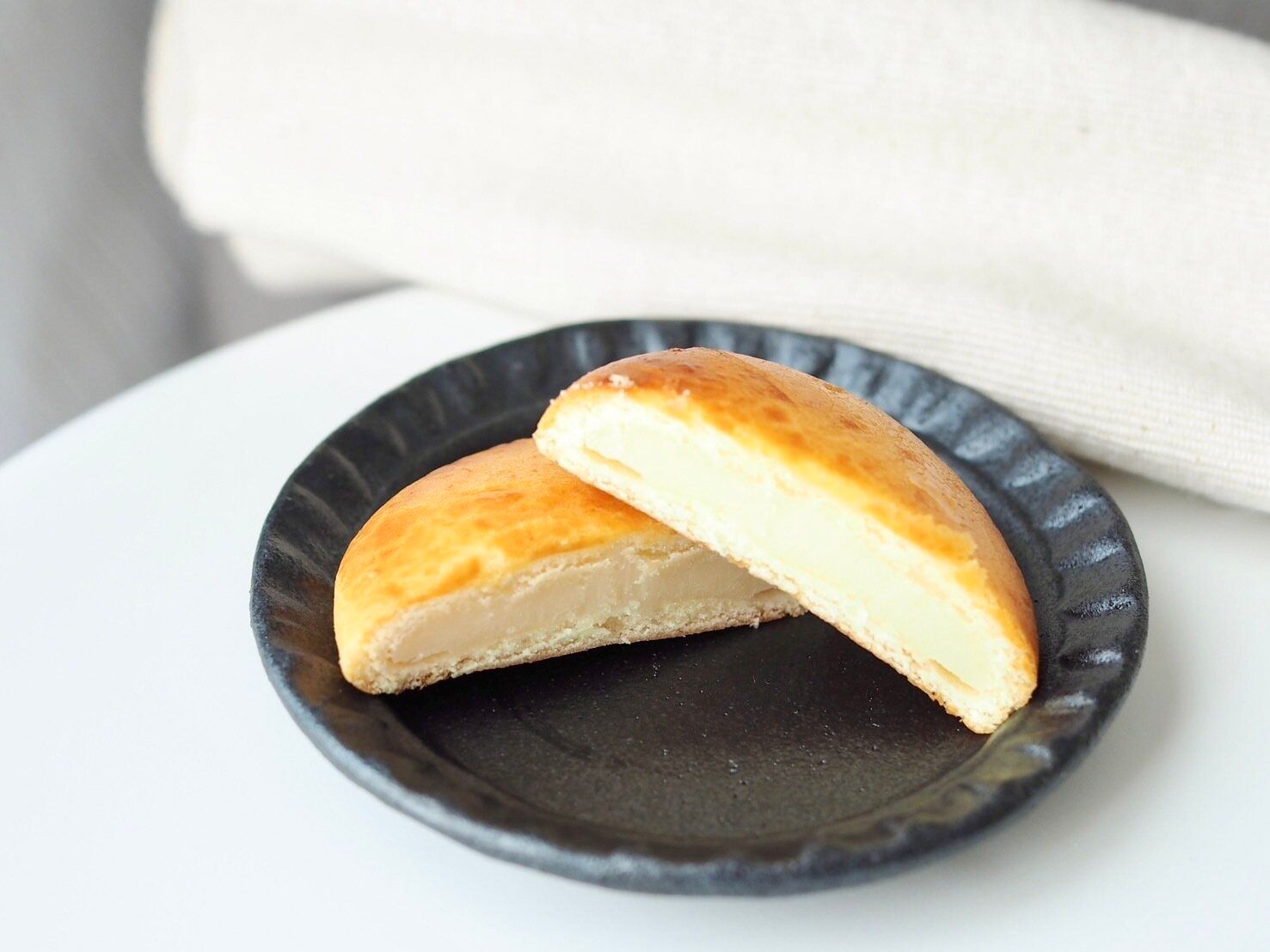 シャトレーゼ「窯焼きチーズ饅頭」断面写真