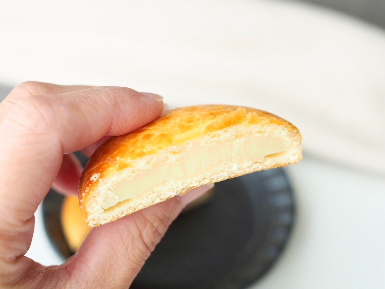 シャトレーゼ「窯焼きチーズ饅頭」断面写真