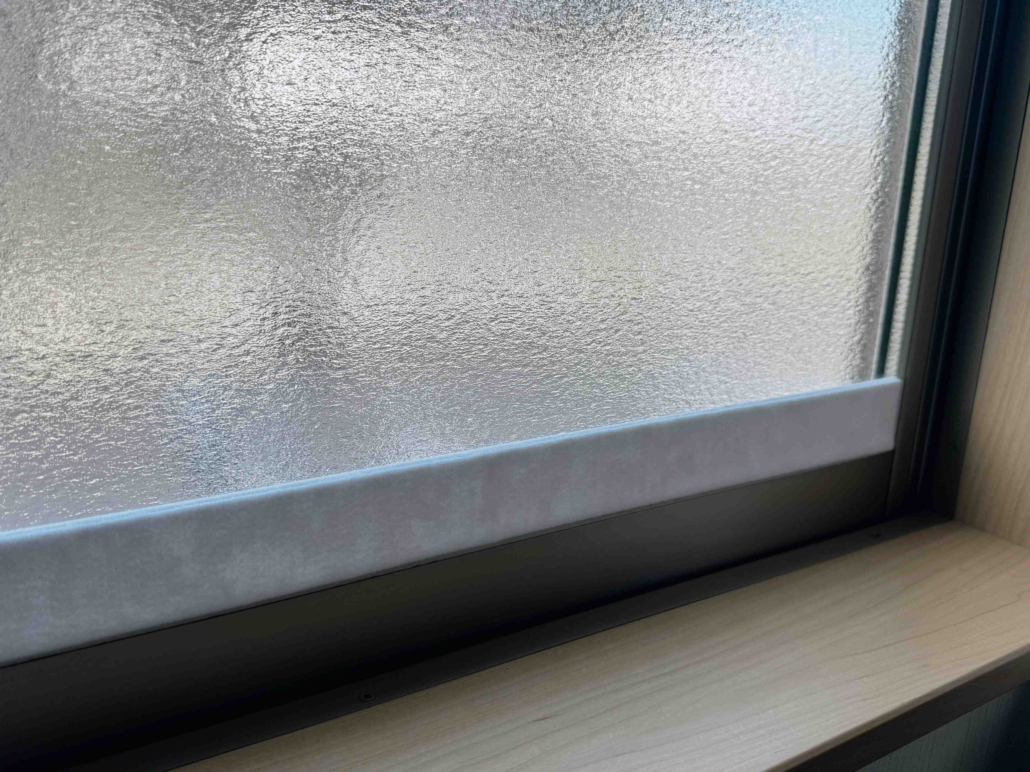 3．貼ってはがせる結露吸水テープ