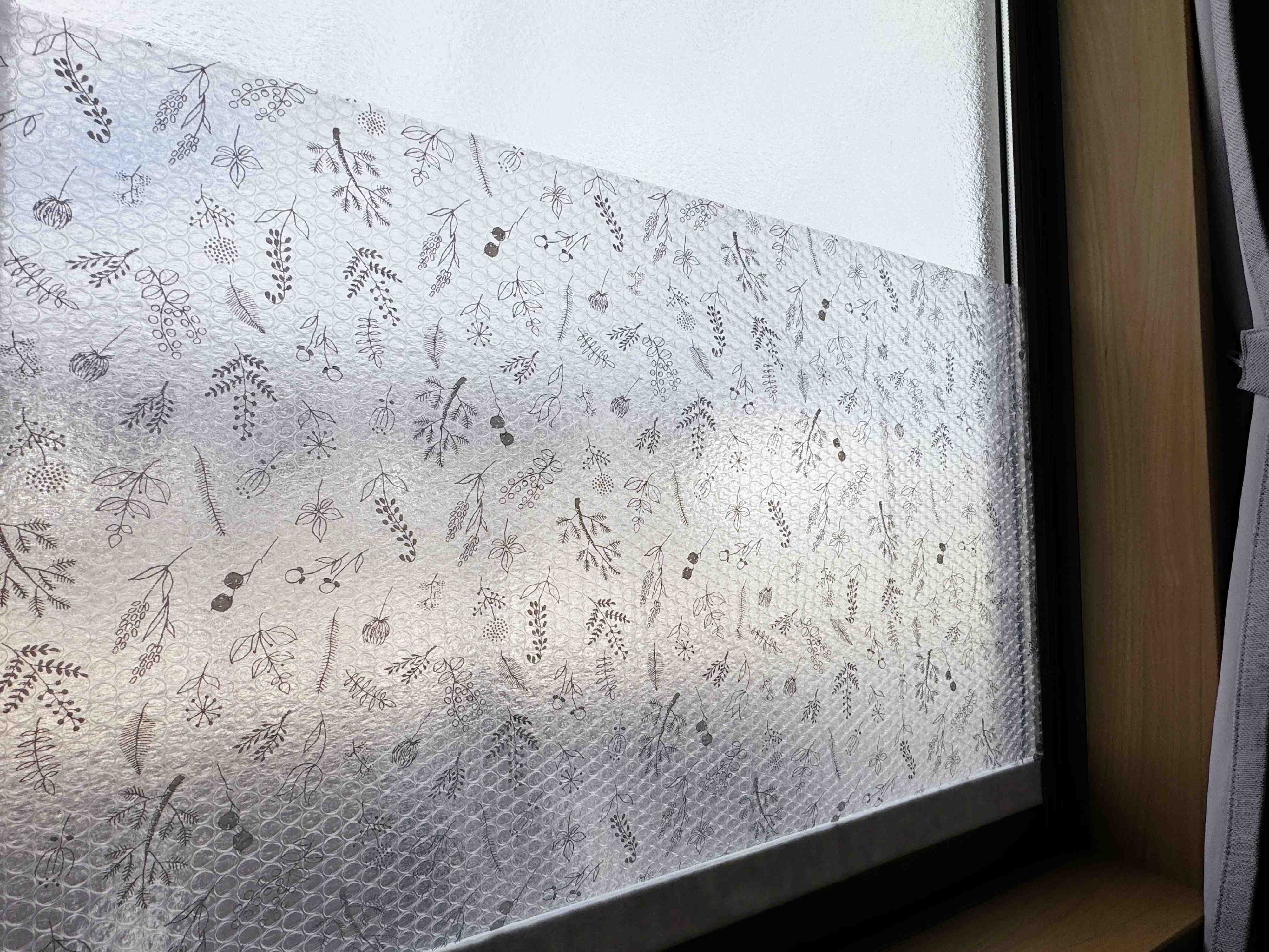 3．窓ガラス用断熱シート 花柄