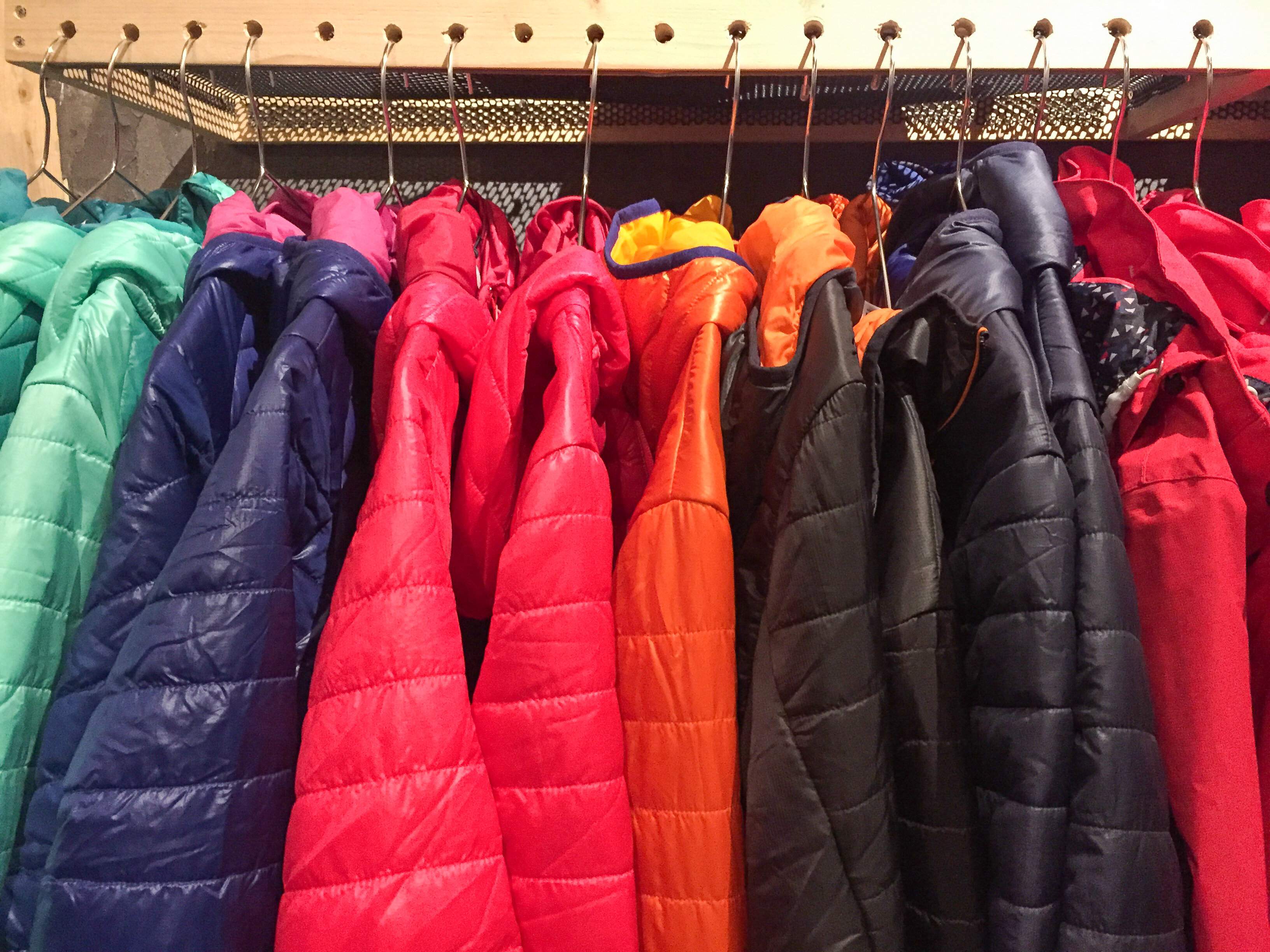 カラフルな冬のダウンジャケット、冬の季節