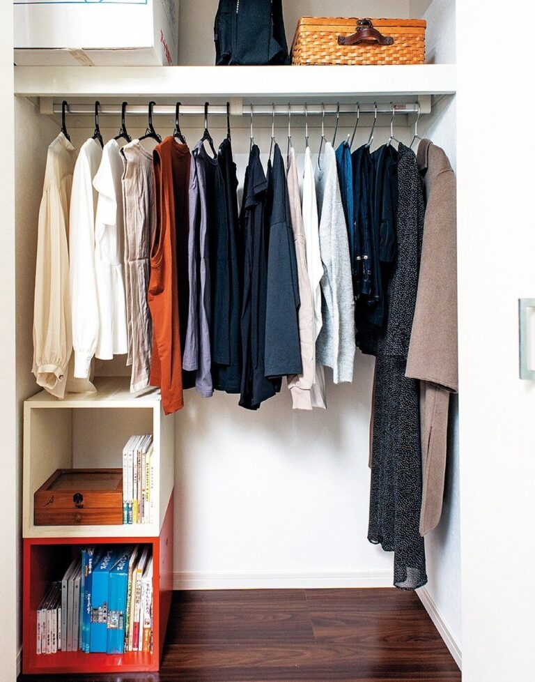 服があふれるクローゼットが1日でスッキリ！生まれ変われる5ステップ