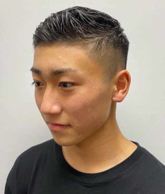中学生の男の子に似合う流行のヘアスタイル。7:3分けヘアセットが男らしい！フェードカット