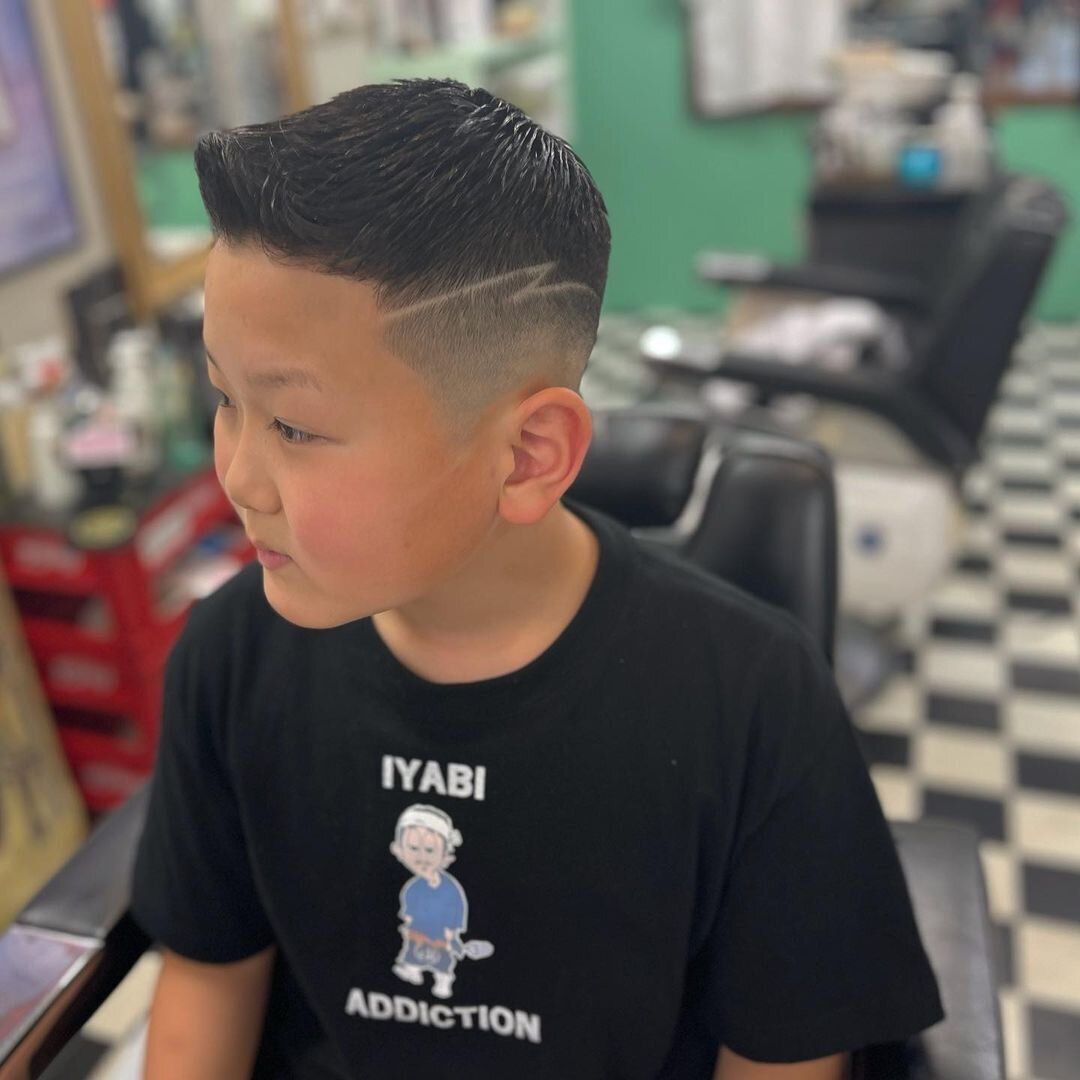 中学生の男の子に似合う流行のヘアスタイル 大人顔負けクールなバリカンアート