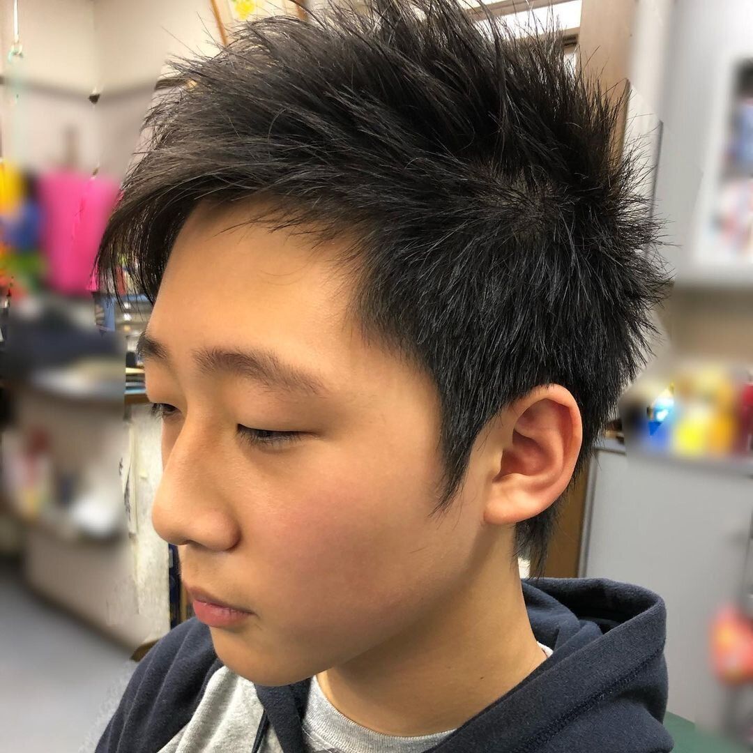 中学生の男の子に似合う流行のヘアスタイル スパイキーなクールヘア