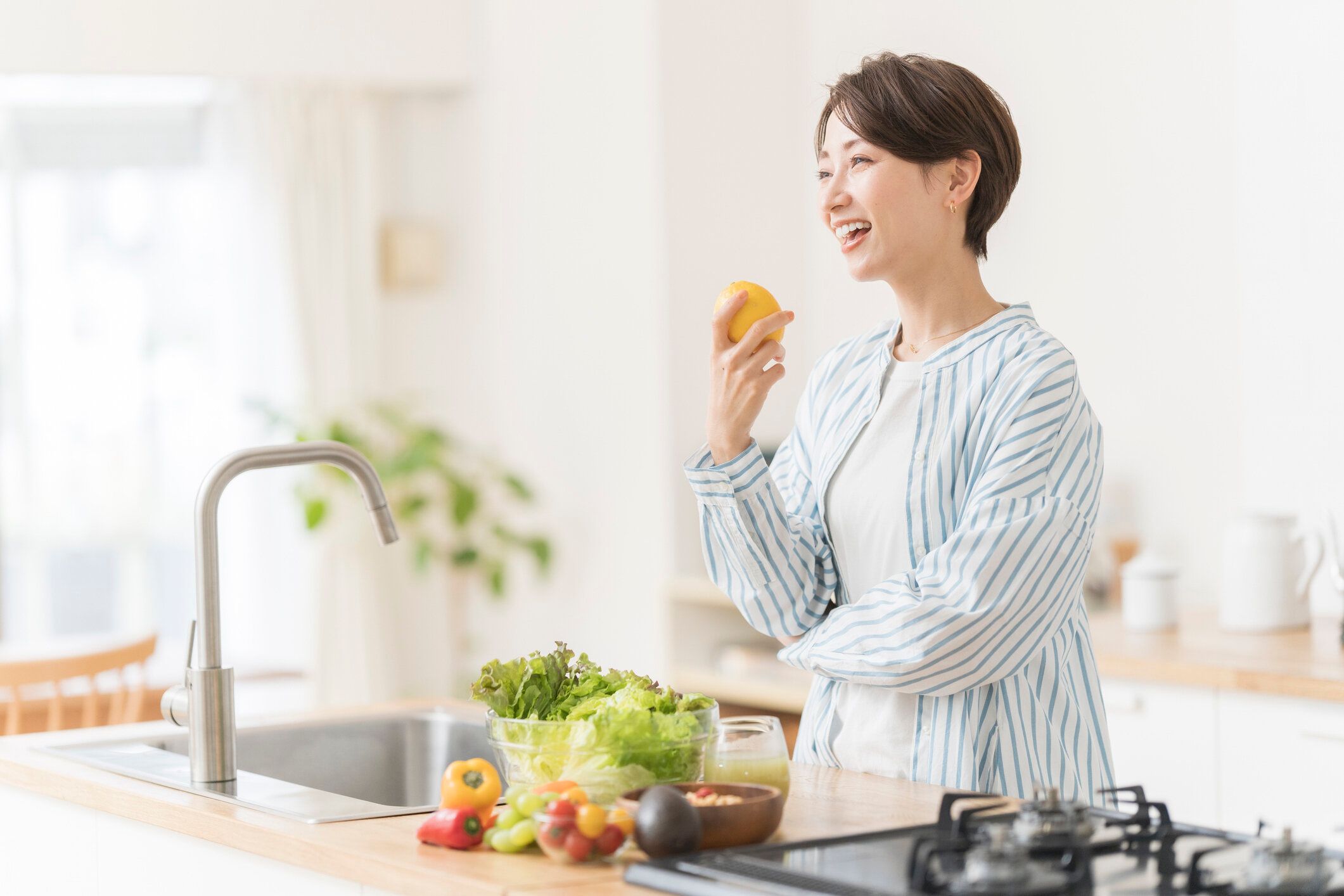 日本人女性の生活シーン、料理。
