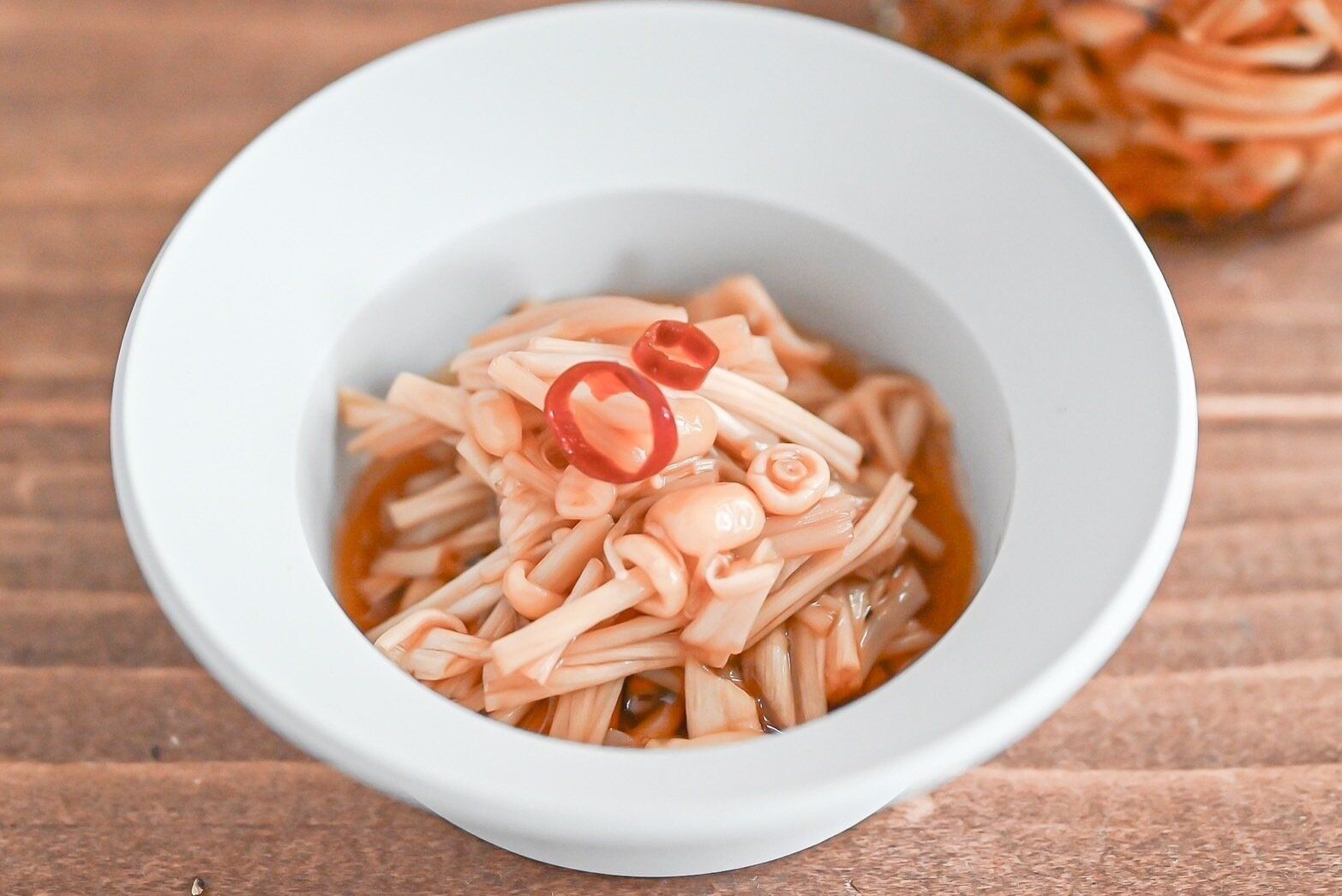 皿に入ったなめたけ