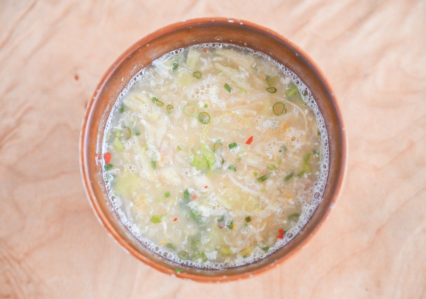 卵を入れた食べるスープ 牛肉と葱のテールスープ