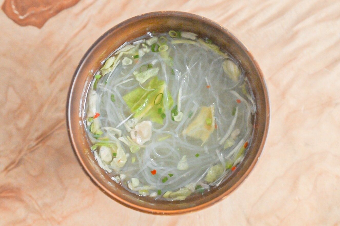 はるさめが入った牛肉と葱のテールスープ