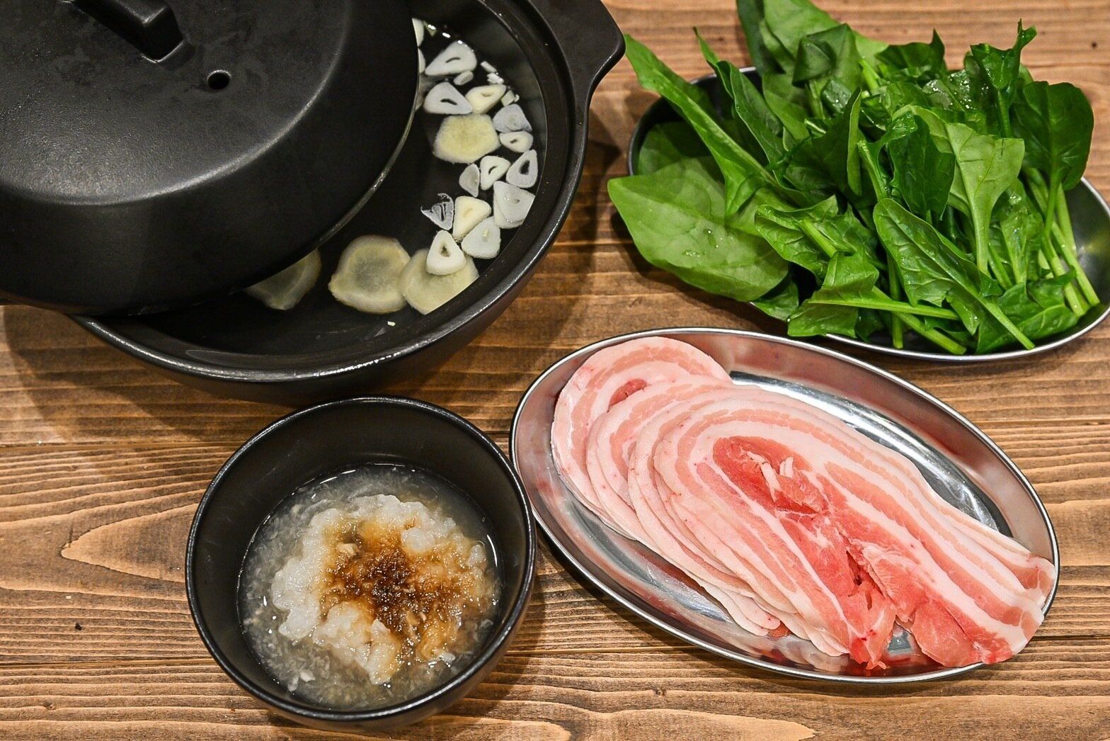 机にのった豚肉とほうれん草の鍋