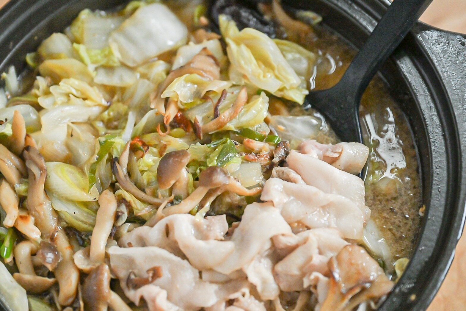 スプーンで持ち上げた鍋料理