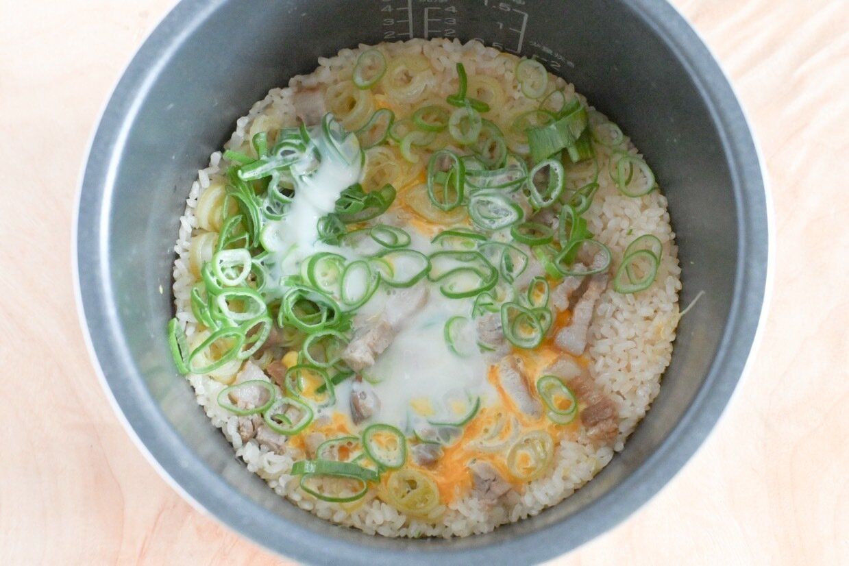 混ぜる前のチャーハン