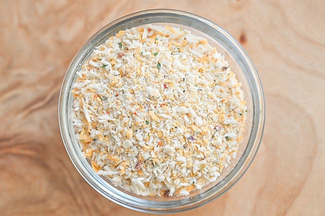 容器に入った香草チーズパン粉