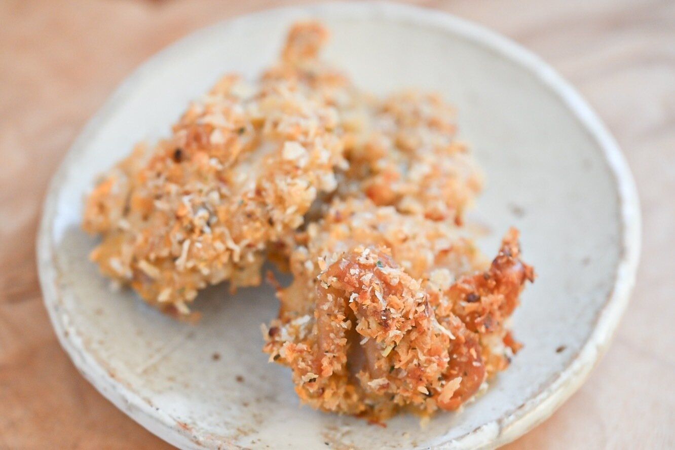 皿にのったチキンの香草パン粉焼き
