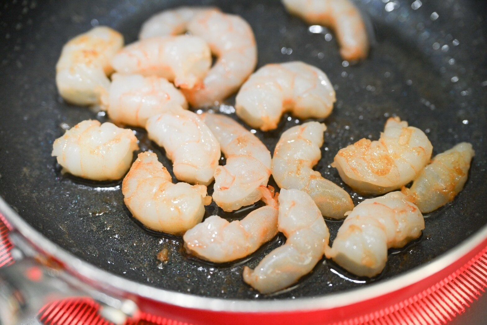 フライパンに入ったえび