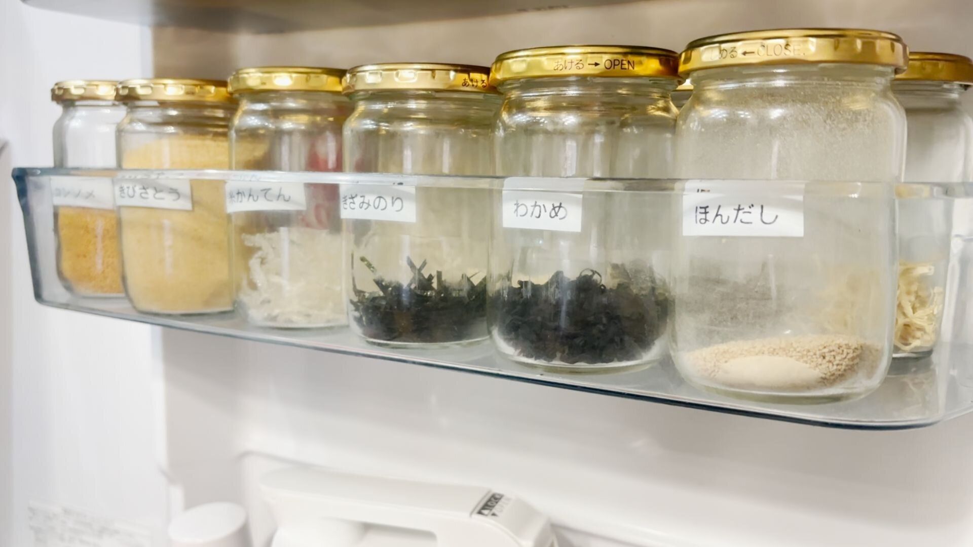 ガラス瓶を並べている