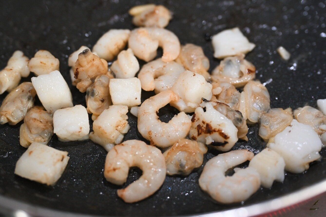 炒めた冷凍シーフードミックス