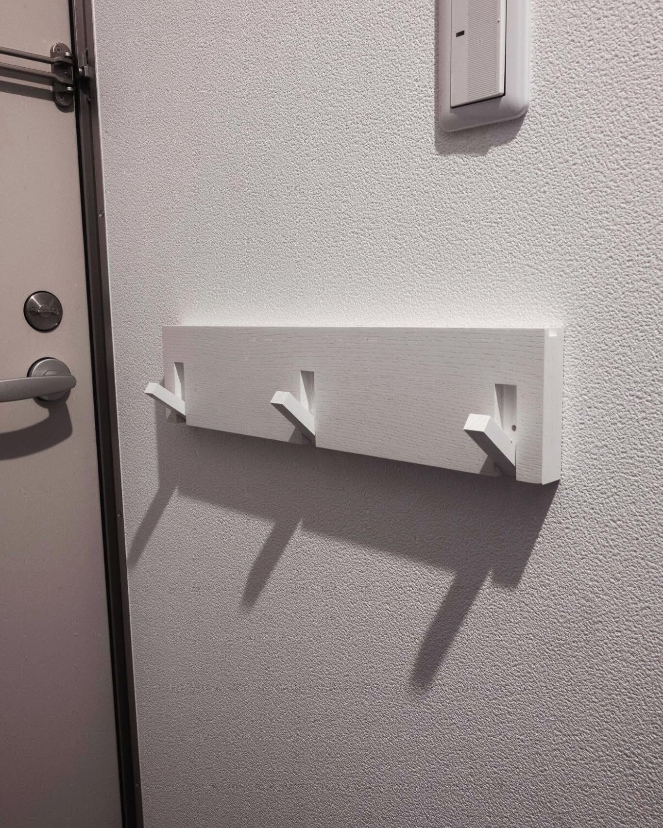 省スペースで活用できる!「壁に付けられる家具3連ハンガー」