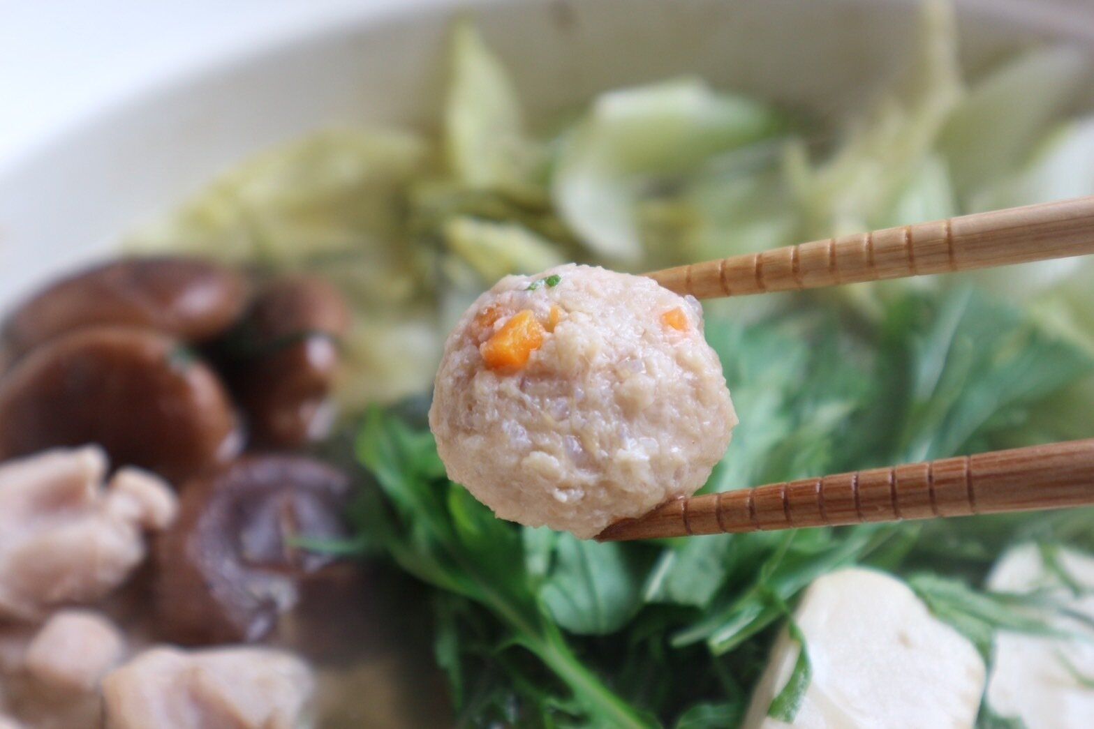 箸でつみれを持ち上げている写真