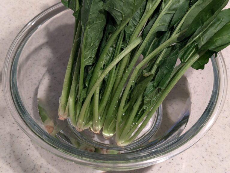【ラク家事】一発除去！葉物野菜の根元汚れをスッキリ落とす方法