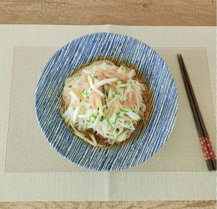 塩気がちょうどいい！生ハムとズッキーニの洋風そうめん