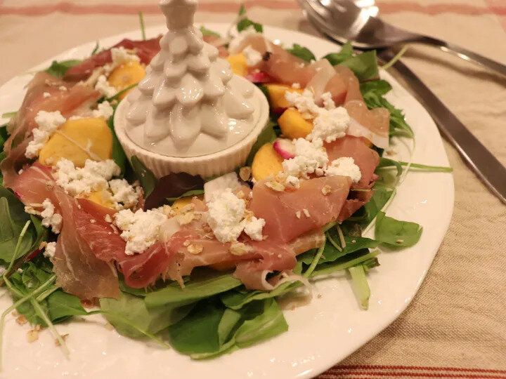 生ハムと柿と赤カブのリースサラダ