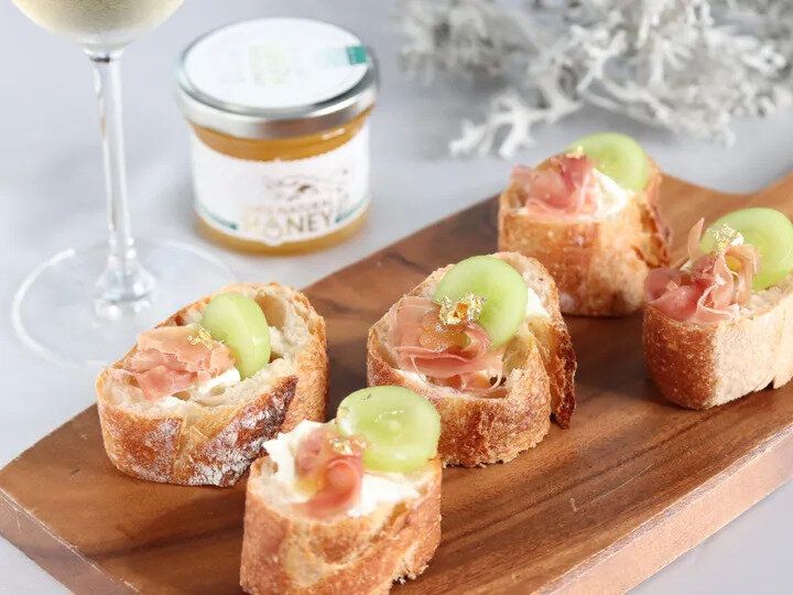 マスカルポーネと生ハムとシャインマスカットのハニーカナッペ
