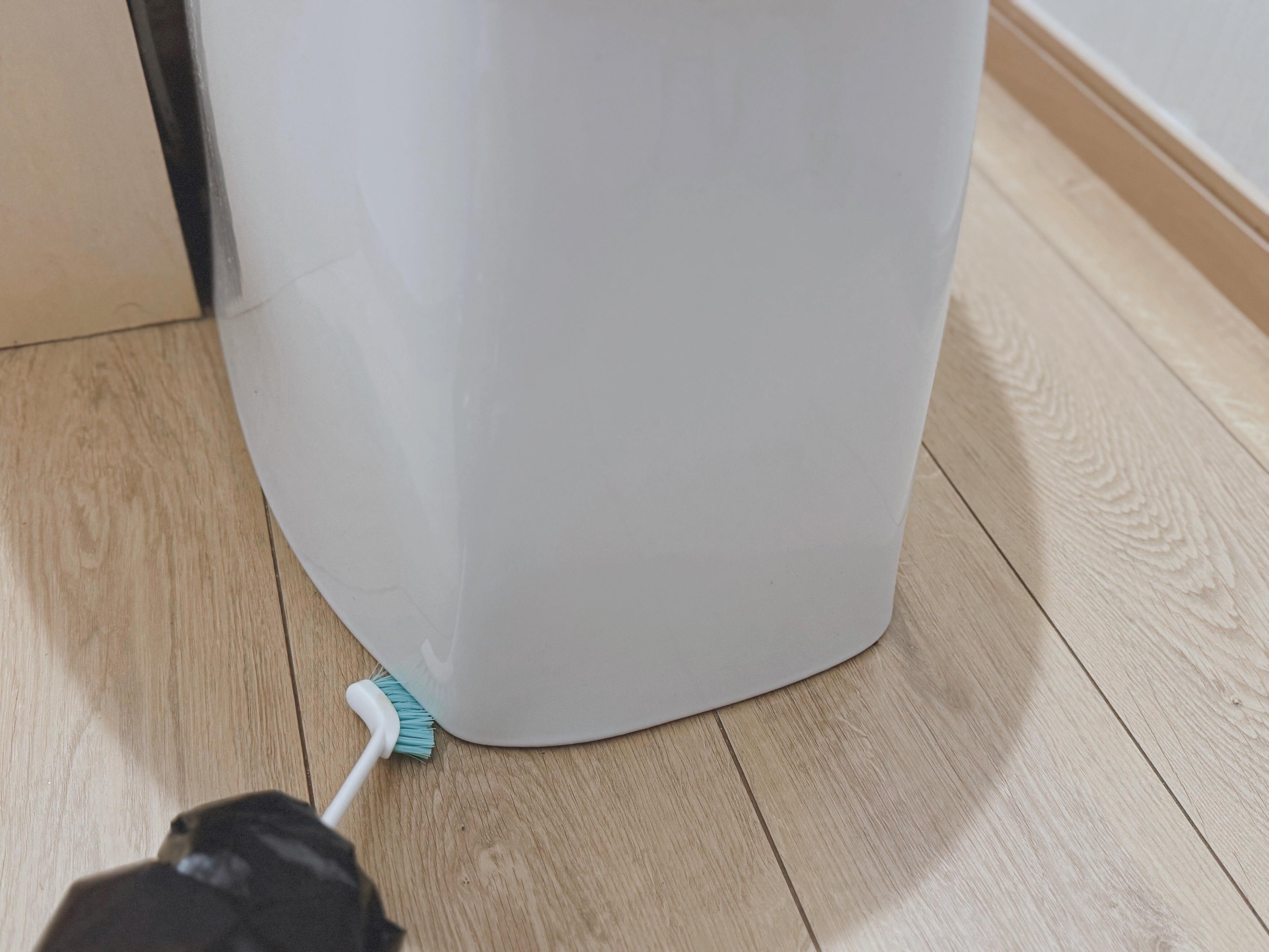 【すきま補修材の作業手順】すきまに溜まった汚れをブラシでかき落とす