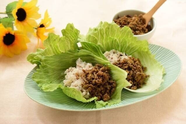 牛ひき肉とゴボウのカレー風味そぼろ レタス巻きごはん