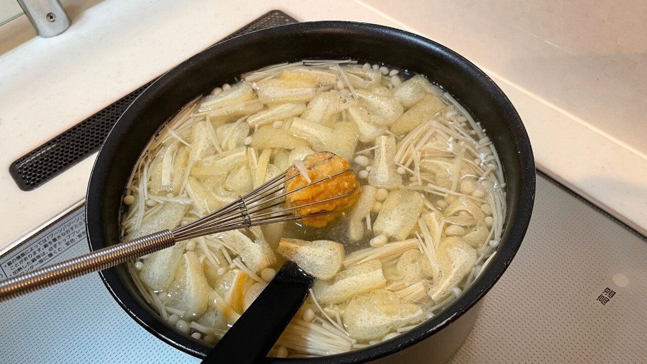 泡立てで味噌を溶いています