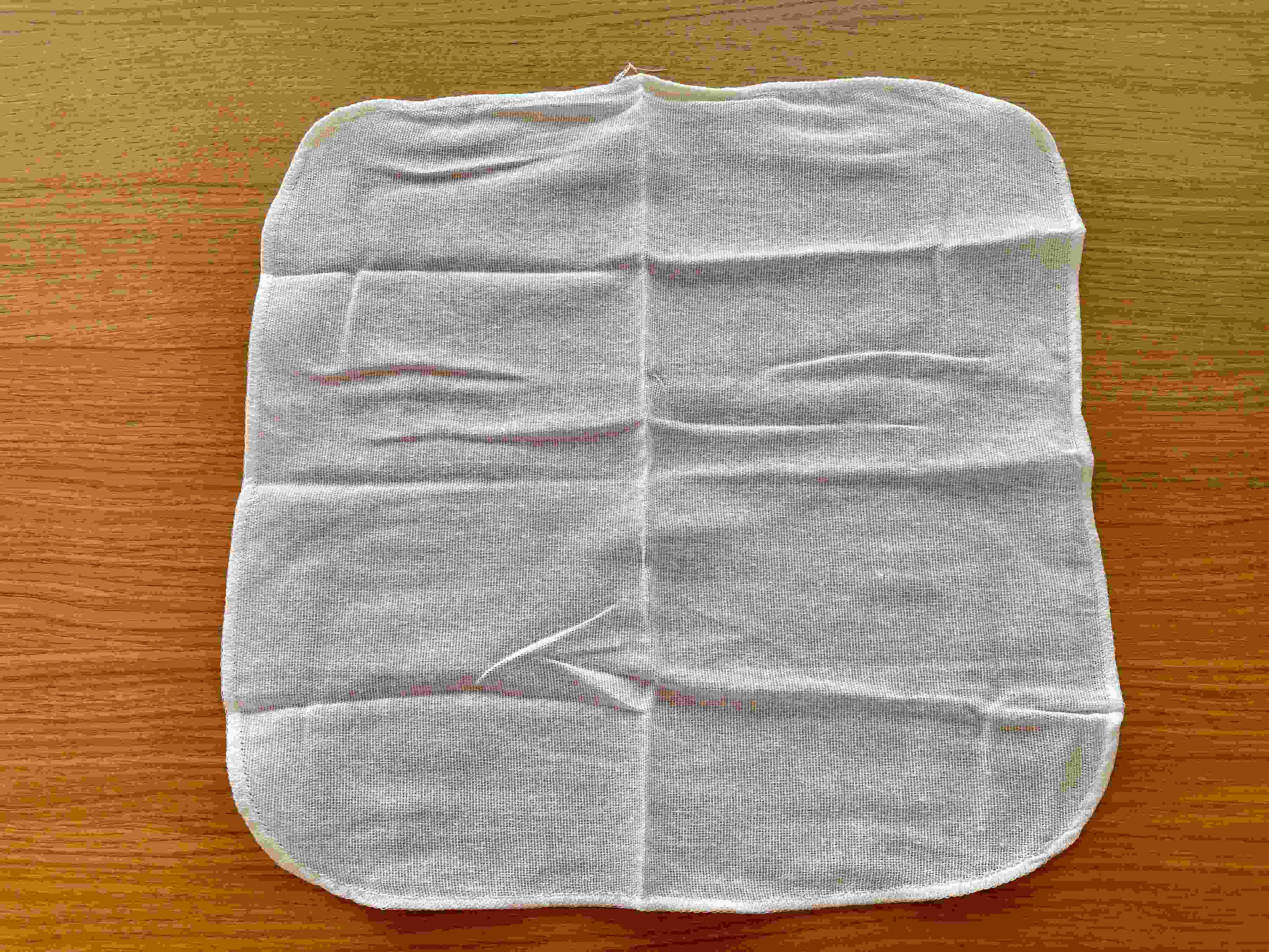 机に広げられたふきん