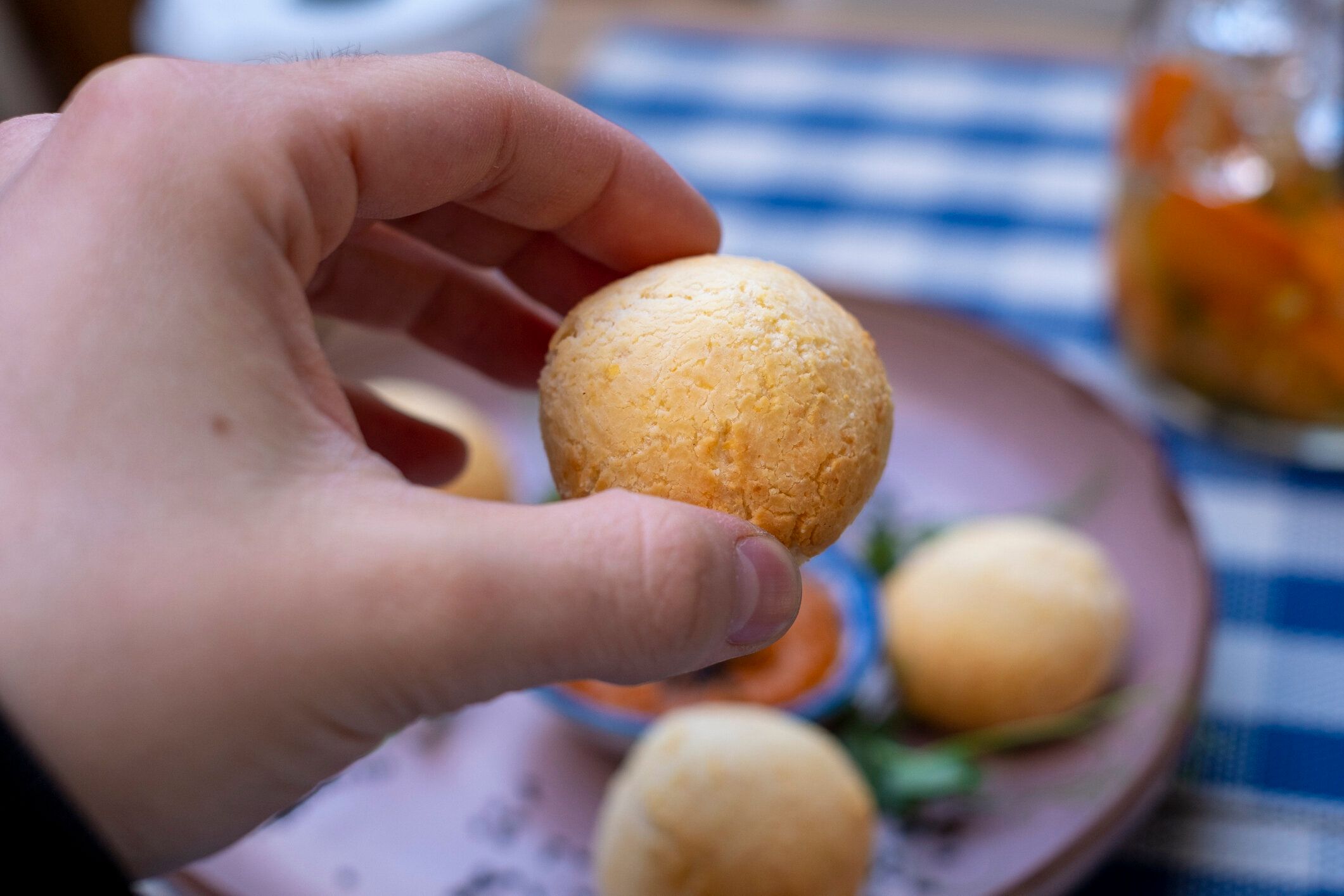 ブラジルのパオ・デ・ケイジョを手に持つ