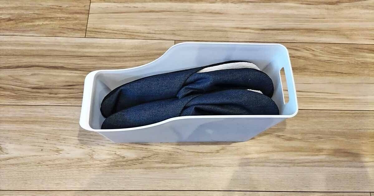 ファイルボックスに収納されたスリッパ