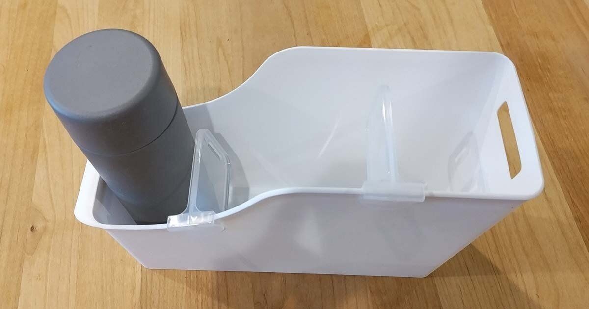 仕切られたファイルボックスに収納された水筒