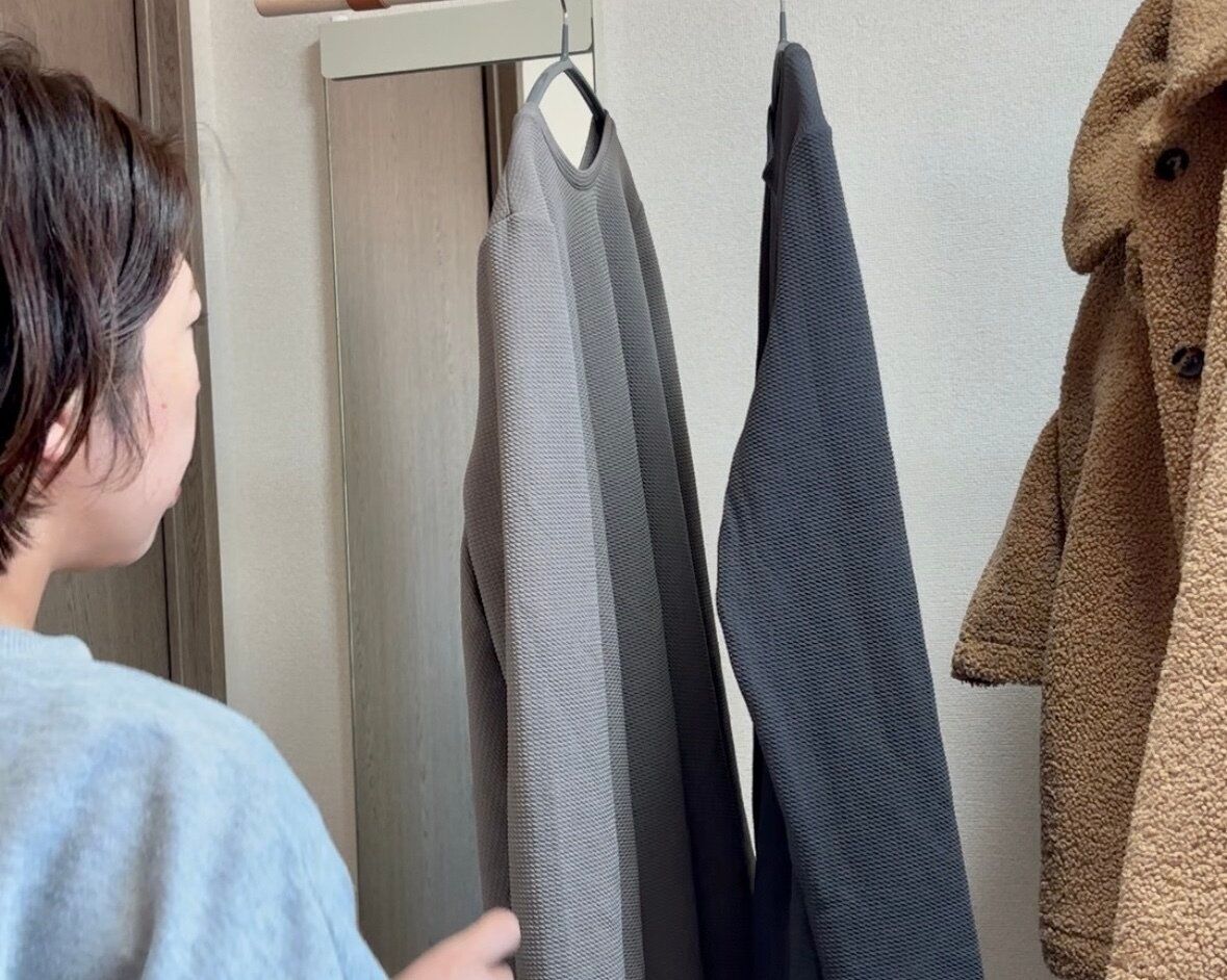 クローゼットを見ている女性