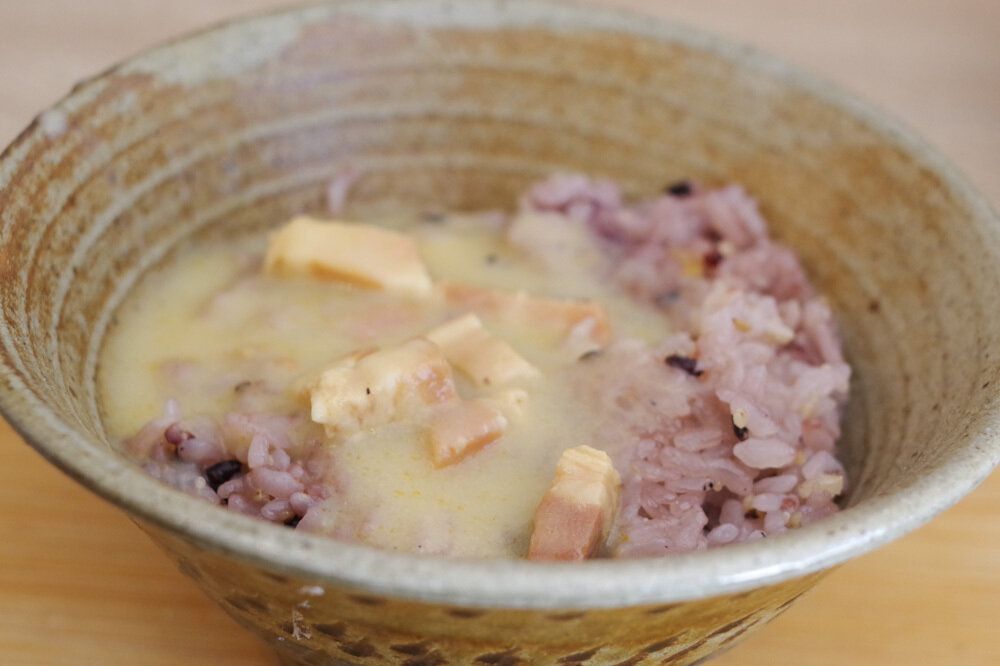 【無印良品】どんな味？「和風カルボナーラスープ」で食べるうどんを実食