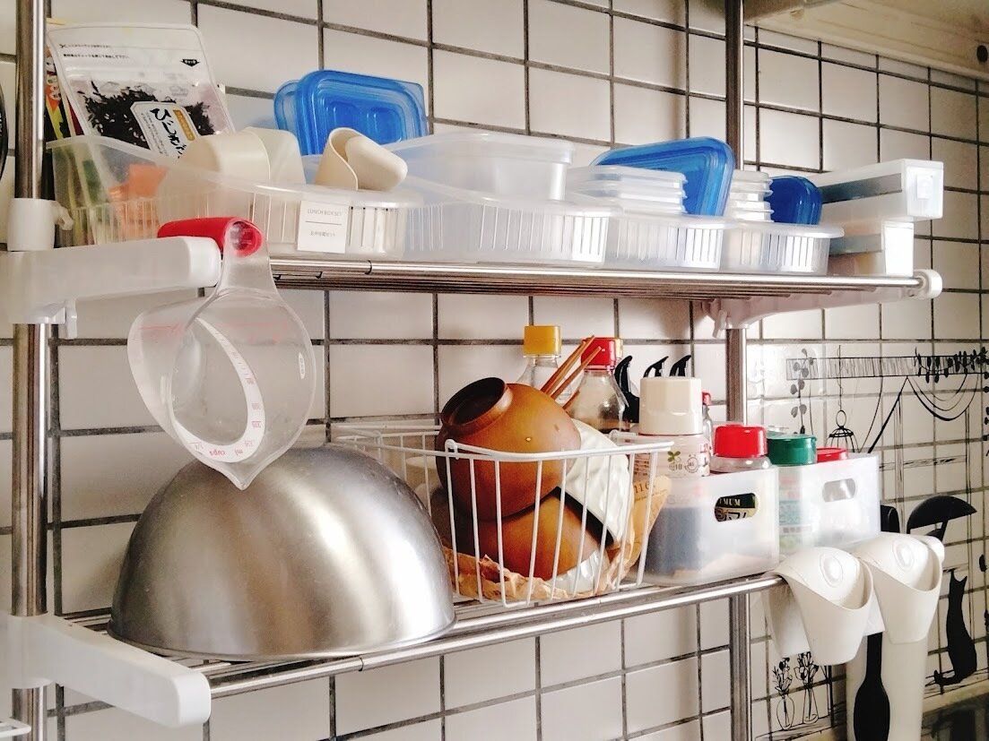キッチンの壁面に棚をつけた収納