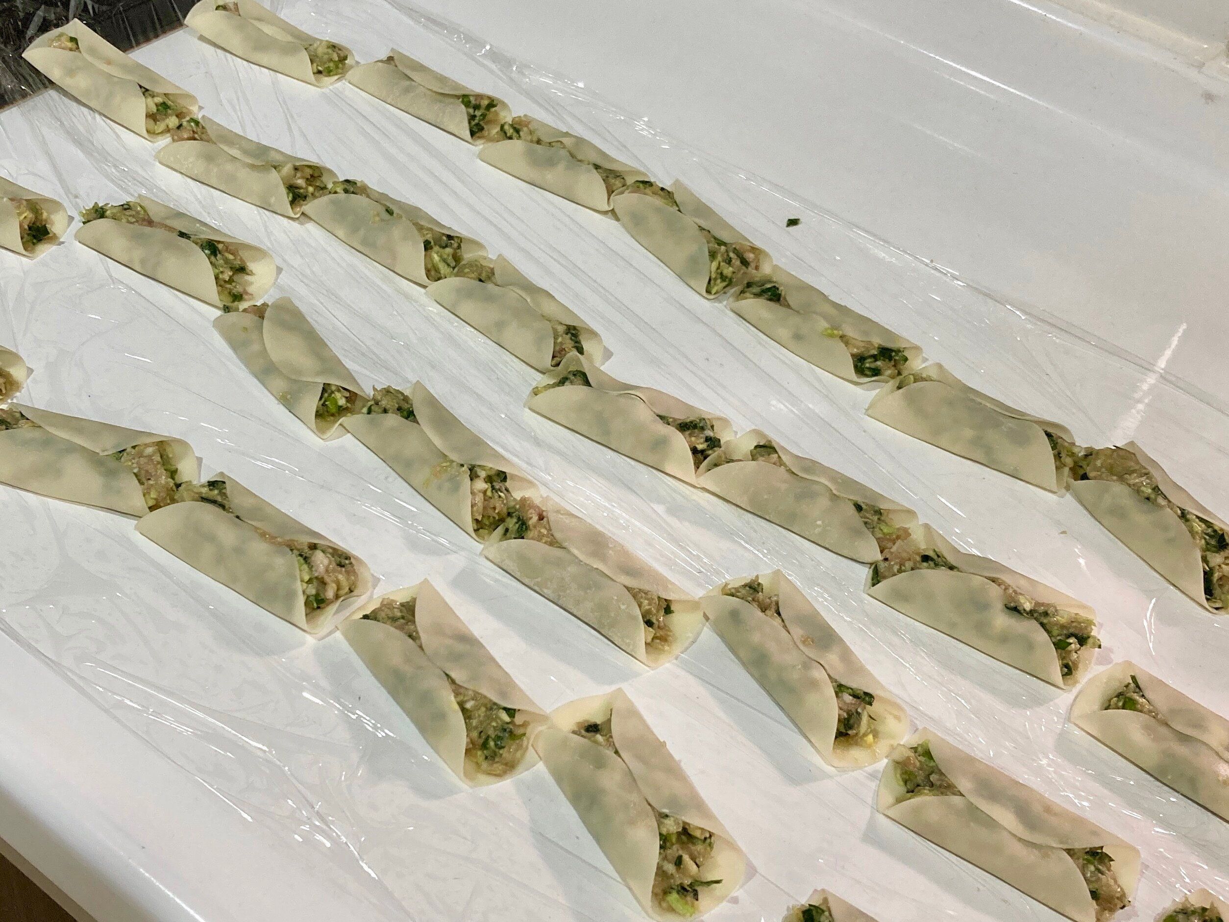 並べられた焼成前の棒餃子