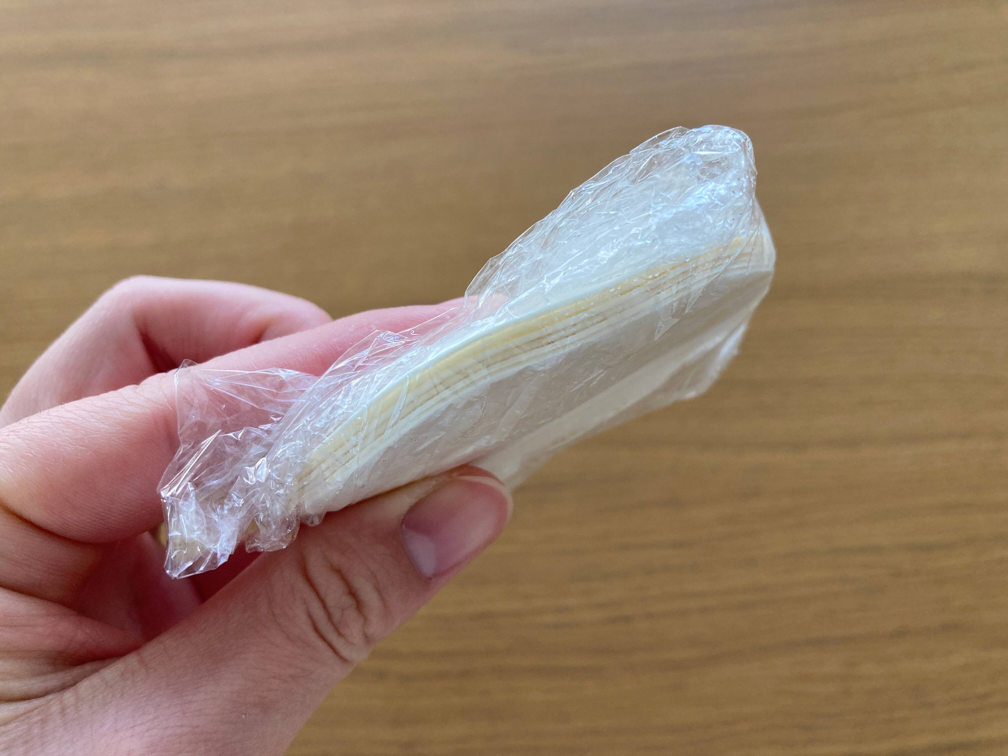 ラップに包まれた5〜6枚の餃子の皮