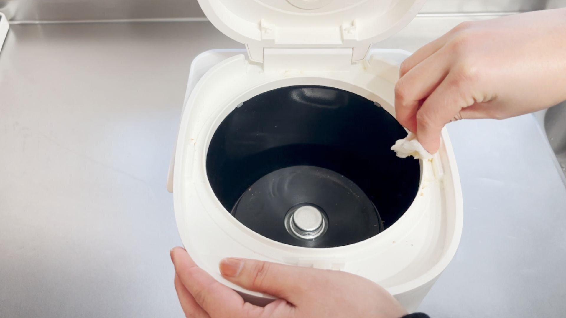 濡らしたキッチンペーパーで拭き取る