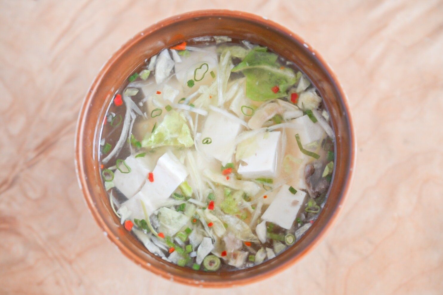 豆腐を入れた食べるスープ 牛肉と葱のテールスープ