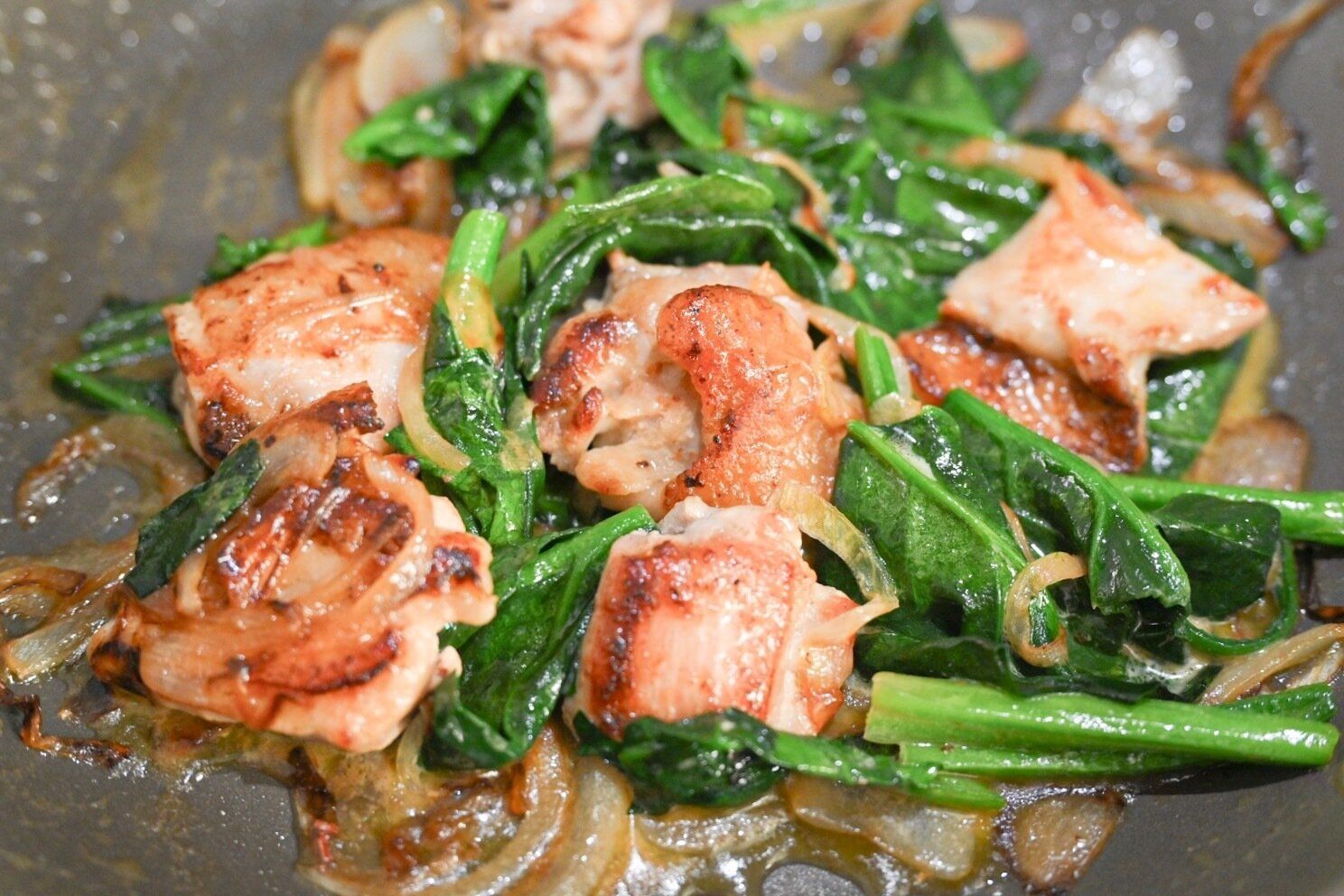 フライパンに入った鶏肉とほうれん草