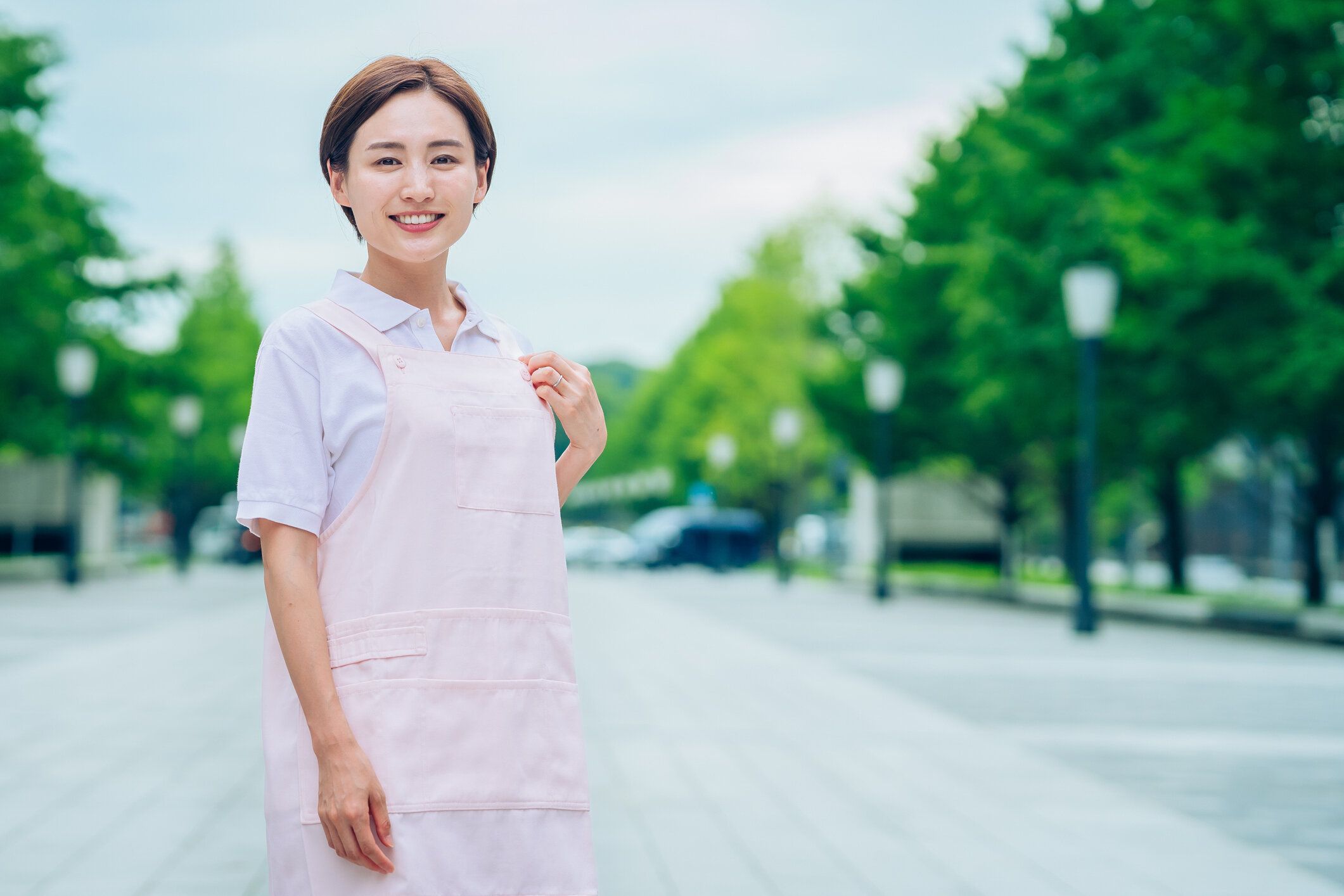エプロンの若い女性