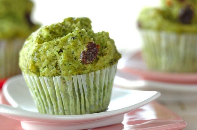 小松菜とレーズンの蒸しケーキ