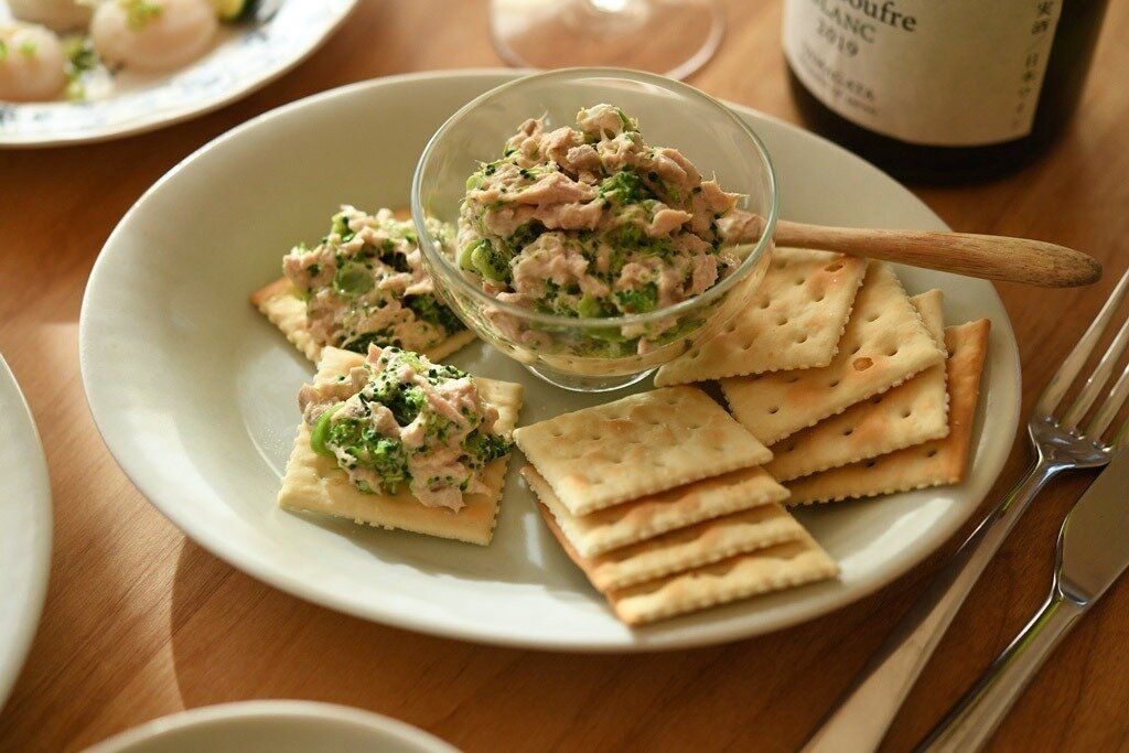 おつまみになるブロッコリーのツナマヨディップ&クラッカー