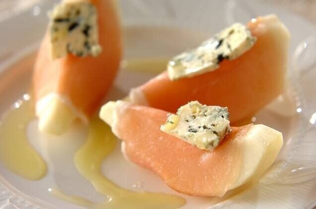 おつまみになる洋梨の生ハム巻き