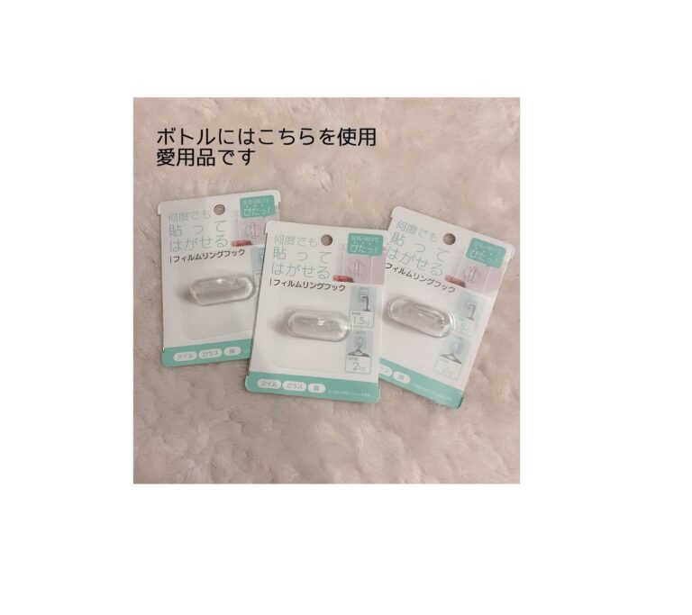 いまや大人気商品といって過言なし【セリア】「テレビ裏に指定席」「交換もよりスムーズに」フィルムフック活用アイデア4選