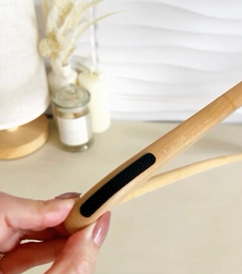 シールを貼るだけでOK！「ハンガーのすべり止めシール8P」